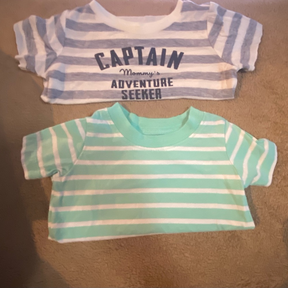 Gray and white stripes with a navy "CAPTAIN Mommy's ADVENTURE SEEKER" graphic 9M